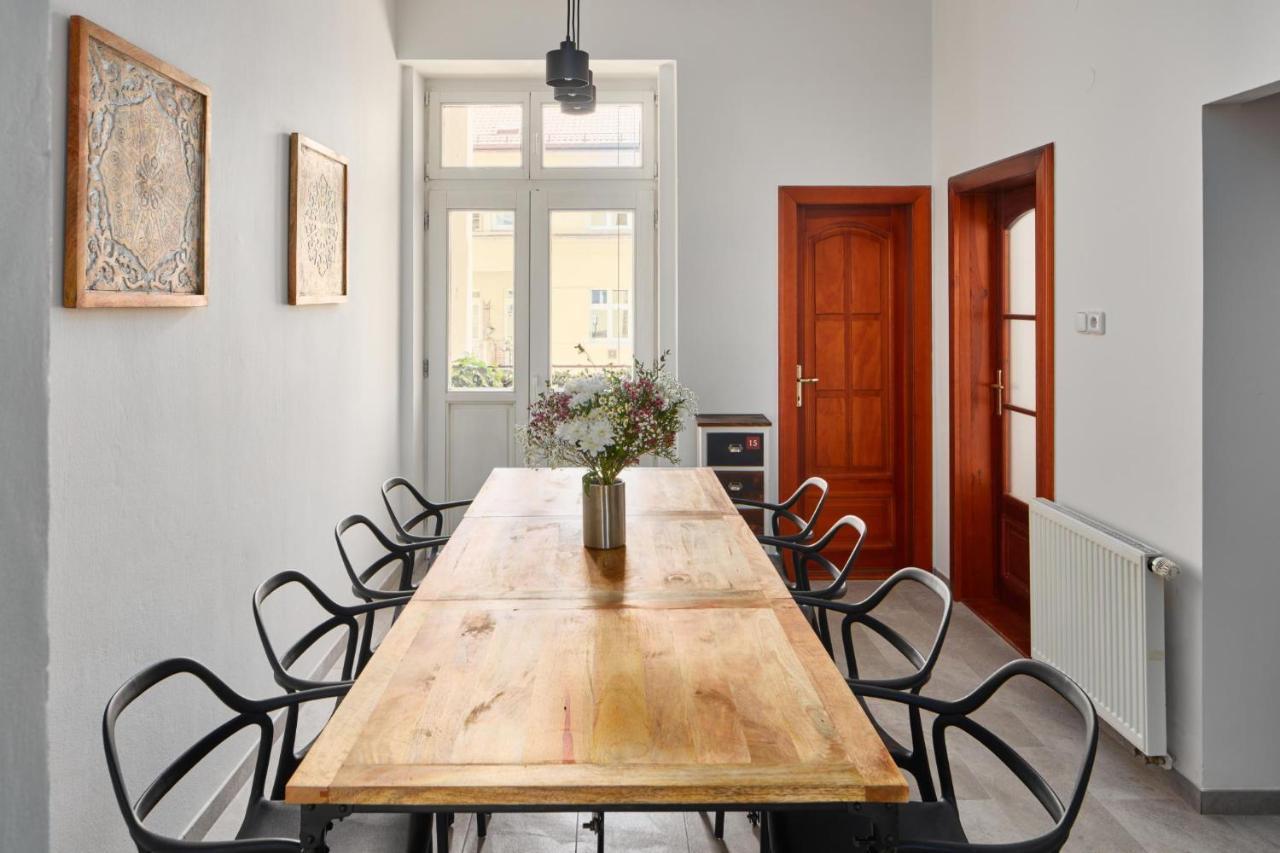 Days - Spacious 3bdr - Trendy Neighbourhood Apartment Prag