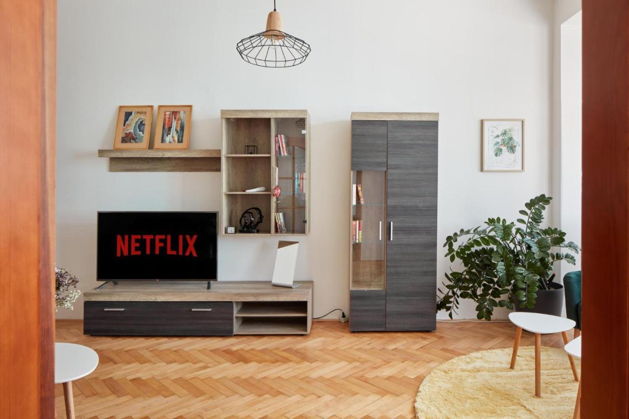Days - Spacious 3bdr - Trendy Neighbourhood Apartment Prag